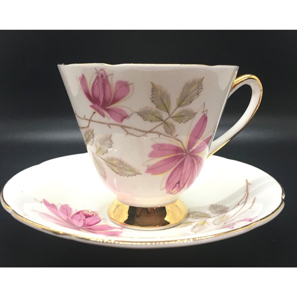Old Royal Tea Cup Saucer Pink Roses Scalloped Gold Trim Bone China VTG England - Picture 2 of 11